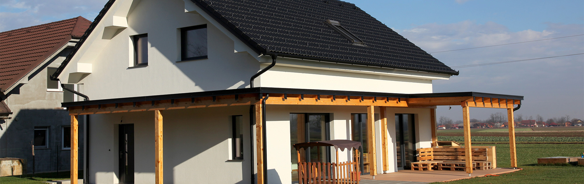 Moderna hiša z leseno pergolo